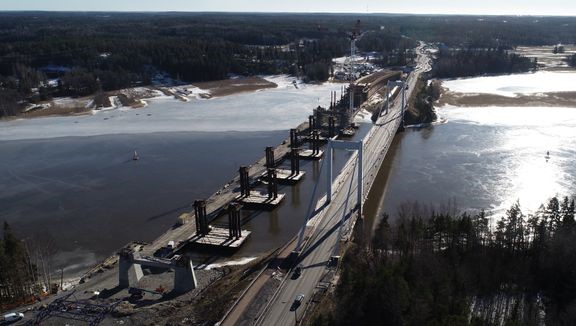 Suurimmat liikkeet Kirjalansalmen sillalla aiheutuvat tilanteista, joissa kaksi raskasta ajoneuvoa kohtaavat sillalla vierekkäisillä kaistoilla. 