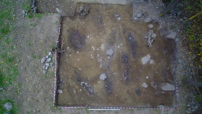 Varhaiskeskiaikaisia hautapainanteita Kaarinan Ravattulan kirkonpaikalla.