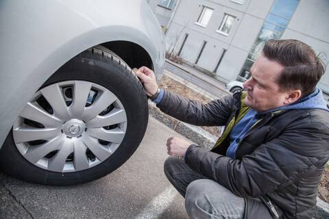 Kahden euron kolikolla voi testata kesärenkaiden urasyvyyden. Jos sen uloin osa uppoaa uraan kokonaisuudessaan, ovat renkaat urasyvyydeltään yli lain vaatimien rajojen.