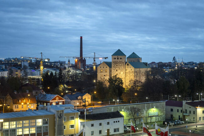 Kierroksilla tutustutaan Linnakaupungin historiaan ja tulevaisuuteen, asuinalueisiin sekä Turun linnan alueeseen. 