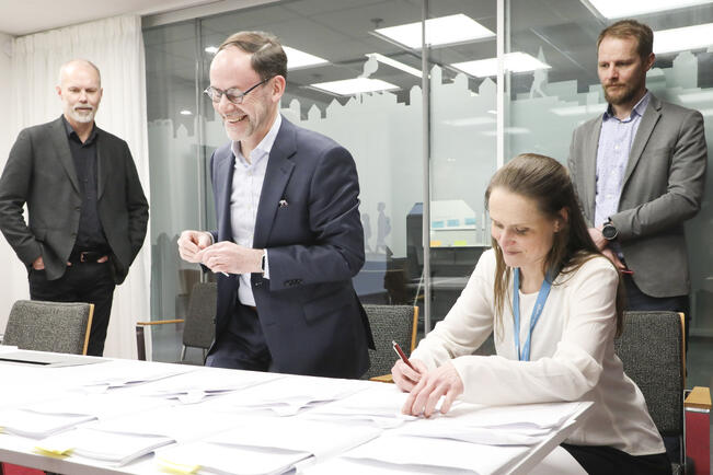 Turun raitiotien allianssisopimuksen allekirjoitustilaisuus: Juha Saarikoski (vas.), Peter Molin, Jutta Heikkilä ja Juho Siipo. 