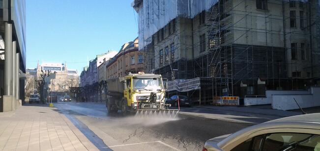 Kaupunki poistaa hiekkaa ja pesee katuja kaikilla niillä alueilla, joiden talvikunnossapidosta kaupunki on vastuussa. 