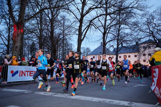 Aurajoen Yöjuoksu on järjestetty vuodesta 2013 alkaen.
