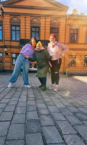 MLL Varsinais-Suomen piirin Tina Hilck (vas.) sekä Turkuseuran Kati Leskinen ja Turkuseuran Katriina Pakkanen.