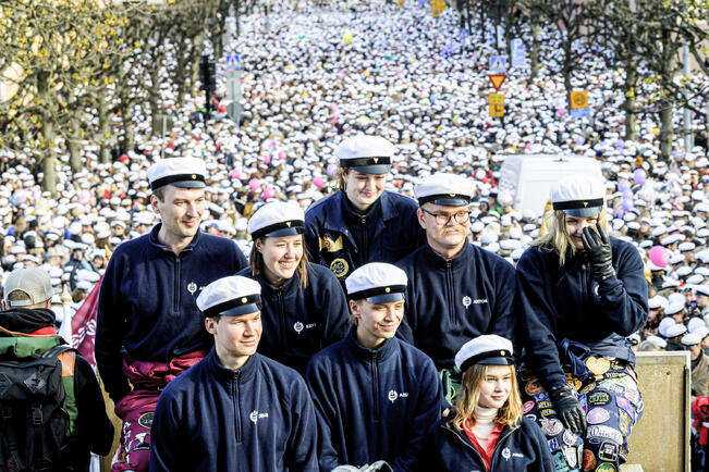 Turun yliopiston ylioppilaskunnan hallitus kokoontui yhteiskuvaan Taidemuseonmäellä viime vappuna.