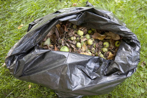 Jätteiden jättäminen ympäristöön on kielletty jätelain roskaamiskiellossa.