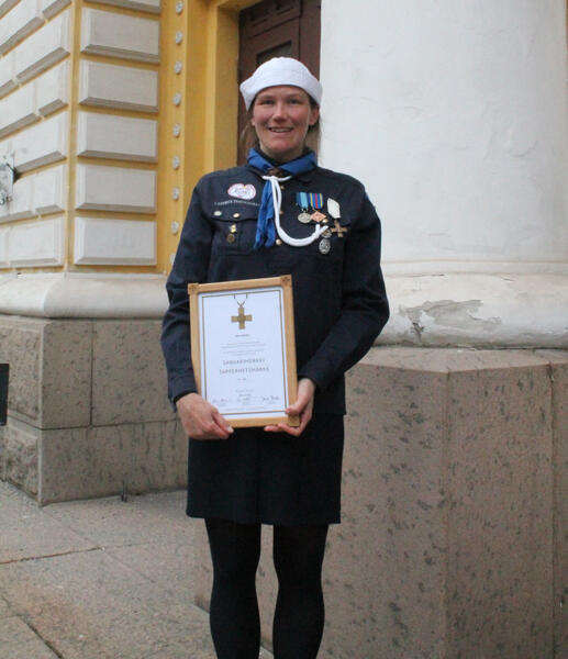 Turkulaiselle Aino Kalskeelle luovutettiin Partioparaatin juhlatilaisuudessa sankarimerkki hengenpelastuksesta.