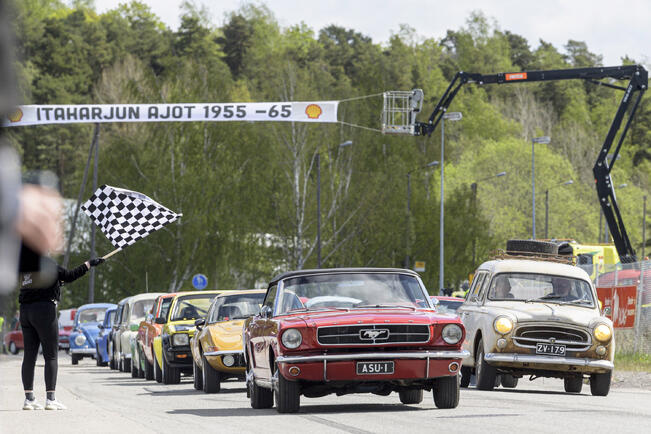 Itäharjulla päästään jälleen ihastelemaan menneiden vuosikymmenten kilpa-autoja ja -moottoripyöriä.