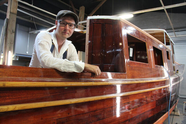 Turun Veneveistämö on saanut tiukan otteen Vahdosta, sillä kahden salonkiveneen lisäksi hänen haltuunsa päätyi vastikään kolmaskin Turussa veistetty vene.– Pääsiäisenä kävimme hakemassa vuonna 1930 Turun Veneveistämöllä rakennetun pikaveneen, Vahto kertoo.