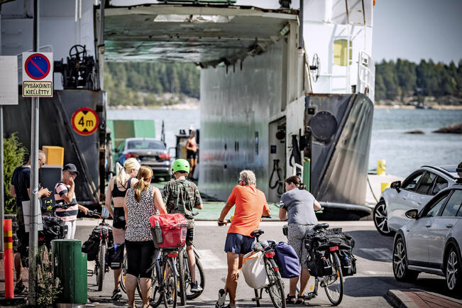 Saariston rengastie on myös pyöräilijöiden suosiossa. 