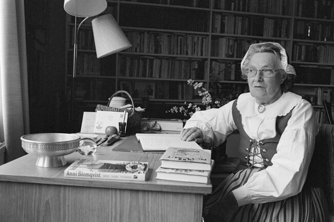 Anni Blomqvistin viisiosainen Myrskyluoto-romaanisarja valmistui vuonna 1973. Tarinoiden taustalta löytyy kipeitä henkilökohtaisia menetyksiä. 