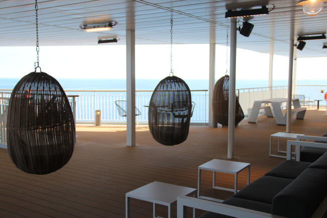 Merta ja saaristoa pääsee ihastelemaan vaikka laivan perästä löytyvistä korituoleista.