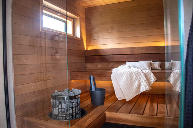 Saunassa ei pidä säilyttää mitään tavaraa. Kiuasta tulee käyttää vain saunomiseen.