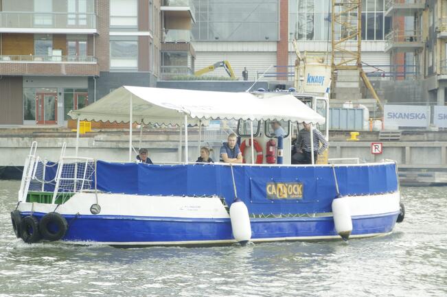 Jokilautta Pikkuföri liikennöi Aurajoen yli Suomen Joutsenen kohdalla.