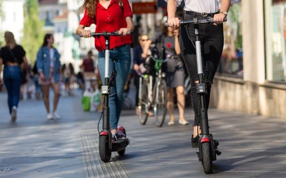 Vajaa viidennes suomalaisista on toivonut, ett&#228; s&#228;hk&#246;potkulaudat tulisivat lakis&#228;&#228;teisen liikennevakuutuksen piiriin. Vuokralautojen lakis&#228;&#228;teinen liikennevakuutus vastaa suomalaisten esitt&#228;miin toiveisiin.  