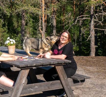 Anni-Reetta Sorell saa pusun Lumo-koiraltaan. Koirametsässä on niin hauskaa.