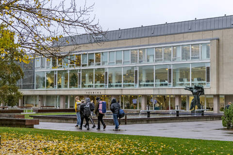 Ervin aluesuunnitelma perustui mäellä sijaitsevaan, päärakennuksen, kirjaston ja luonnontieteidentalo 1:sen eli Naturan reunustamaan keskusaukioon, jonka avoimelta sivulta avautuu näkymä kohti Turun tuomiokirkkoa. 