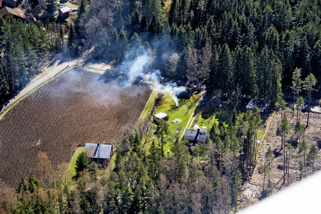 Oikeaoppista roskien polttoa avonaisella paikalla, eikä talojen välittömässä läheisyydessä. 