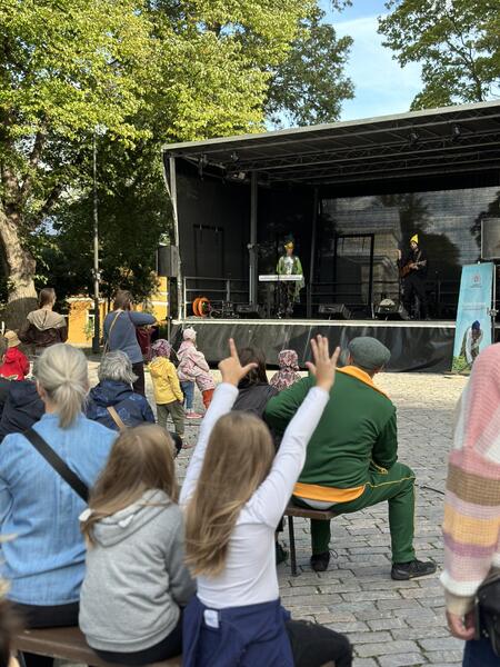 Nappe Naakka ja linnut -musiikkinäytelmää on esitetty Turun tapahtumissa ja turkulaisissa päiväkodeissa.