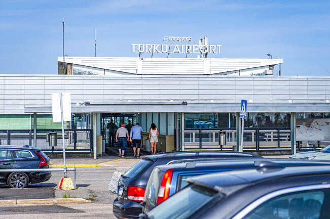 Matkustajamäärä kasvaa Turun lentoasemalla mutta koronaa edeltävälle tasolle on vielä matkaa.