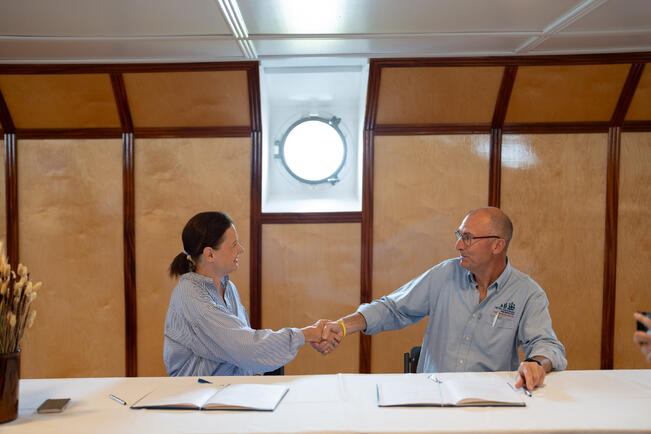 Turun pormestari Minna Arve ja TSI:n Alan James allekirjoittivat ankkurisatamasopimuksen.