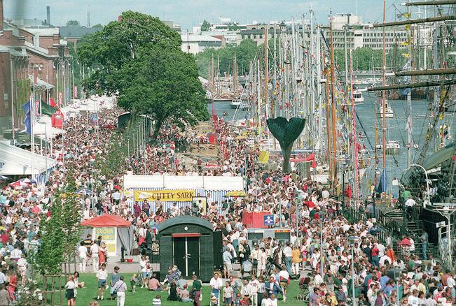 Jokiranta pullisteli väkeä vuonna 1996, kun Turku oli ensimmäistä kertaa purjelaivatapahtuman isäntäsatamana.