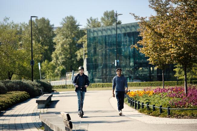 Sähköpotkulaudalla ei saa kyyditä kaveria.
