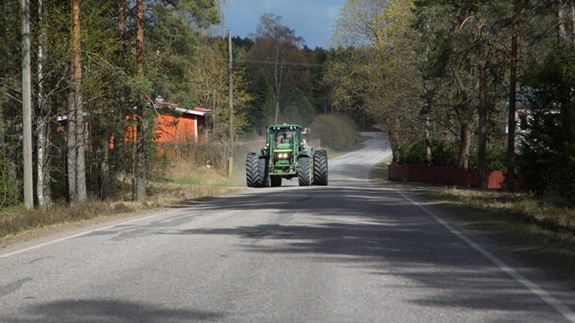 Puimurit ja traktorit liikkuvat usein muuta liikennett&#228; hitaammin, joten niit&#228; kohdatessa kaivataan k&#228;rsiv&#228;llisyytt&#228;.
