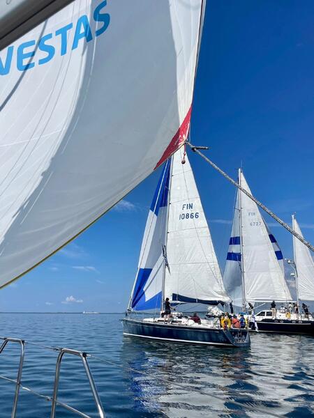 Auran Tyttöjen s/y Aurantyttö ylsi toisella kisaosuudella luokkansa voittajaksi.