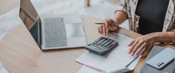 Korkojen ja s&#228;hk&#246;n hinnan lasku painavat kotitalouksien asumismenoja, mutta muut asumisen er&#228;t kallistuvat edelleen.