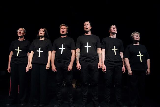 Lavalla nähdään Rolle Ekroos, Minja Hannuksela, Petrus Lehtomurto, Mervi Perttunen, Rainer Salonen ja Erica Selin.