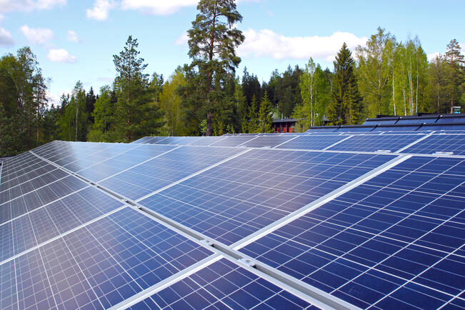 Suomalaiset ovat ostaneet aurinkopaneeleja kuluneena vuonna edeltäviä vuosia vähemmän.
