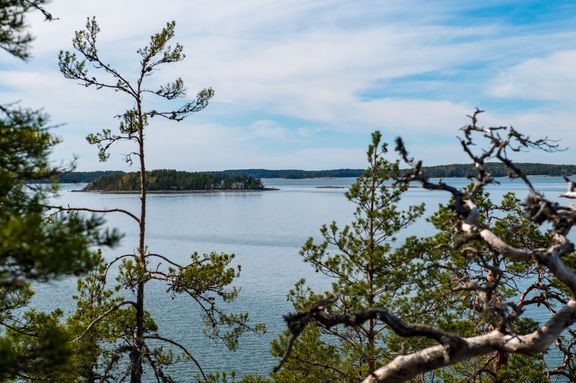 Juhlinnan lis&#228;ksi It&#228;merip&#228;iv&#228;n tarkoituksena on lis&#228;t&#228; tietoa meren monimuotoisesta luonnosta, kulttuurista ja historiasta. Merimaisemaa Naantalin Rym&#228;ttyl&#228;st&#228;. 