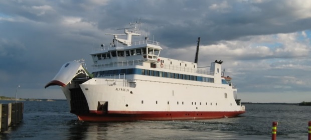 M/S Alf&#229;geln liikenn&#246;i Ahvenanmaan saaristossa.
