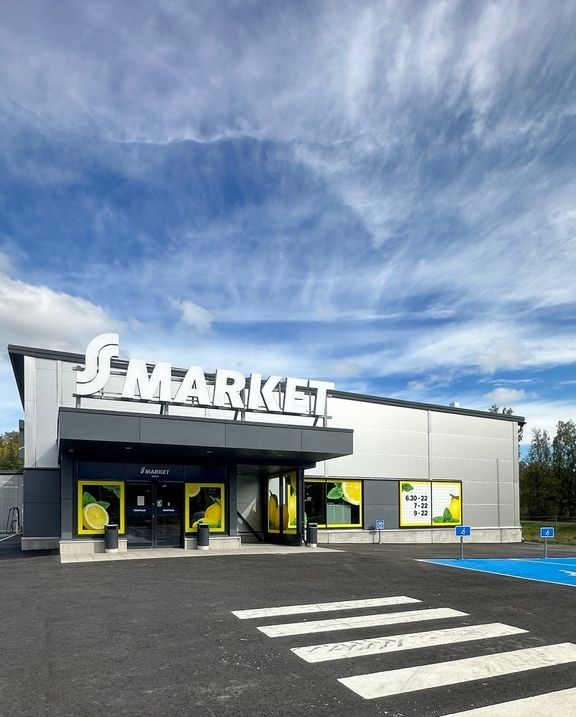 Moision S-market avaa ovensa.