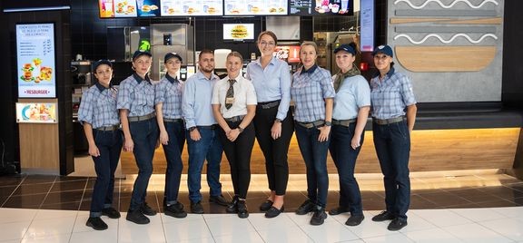 Hesburger Romania Varsatura Braila Mallin henkil&#246;kuntaa ravintolan avajaistunnelmissa. Avajaiset pidettiin 15. elokuuta. 