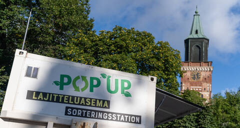 Pop up -lajitteluasema ottaa vastaan jätteitä Tuomiokirkontorilla Turun päivänä.