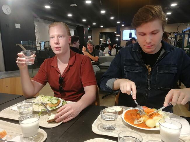 Historian kollegoiden Ville Pihkakorven (vas.) ja Olli Saarisen lounaskohteeksi on valikoitunut Kårkafé Arken, joka tuntuu uudehkona ravintolana vetävän opiskelijoita. Vain 2,95 euron hintainen opiskelijalounas ruokkii monen syöjän koko päivän. Saarinen säästää tästäkin kokkaamalla yleensä itse. 