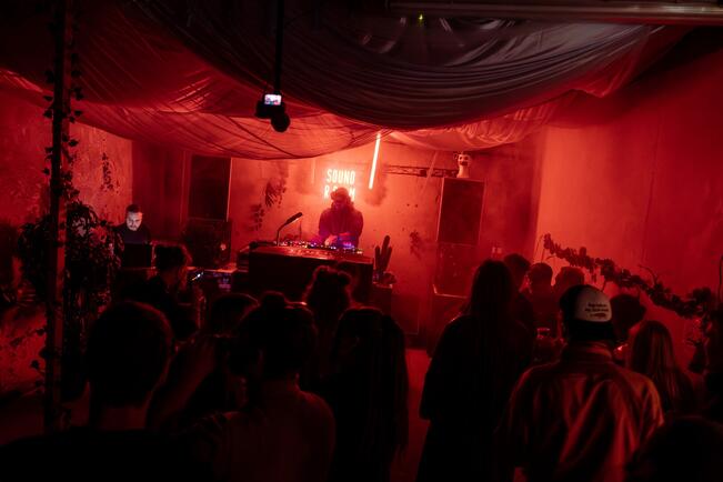 Vanhan Kivipainon tehdashalli muuntuu lokakuun ajaksi pop up -yökerhoksi. 