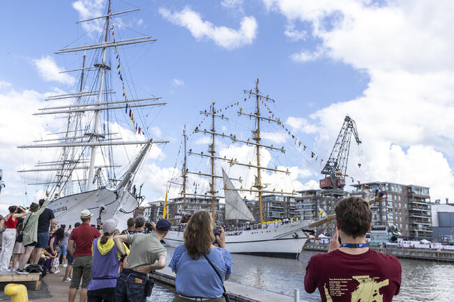Nelipäiväisen The Tall Ships Races Turku -tapahtuman kokonaiskävijämäärä oli noin 380 000. Erilliskävijöitä näistä oli laskennallisesti 186 300.