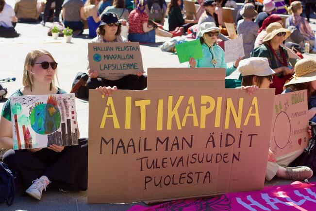 Äitikapinan mukaan ekologinen kriisi johtuu osaltaan myötätunnon puutteesta.