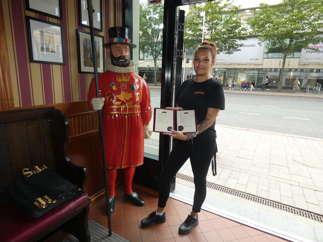  John Scott’s -ravintolassa voi nauttia muun muassa englantilaisten pienpanimoiden tuotteita, joita tavallisesta päivittäistavarakaupasta ei löydy. Kuvassa tarjoilija Demi Kurjama. 