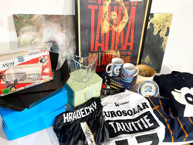 Maailman suurin tuplaplatinalevy, Tähkän signeeraama juliste ja Iittalan keräilyharvinaisuuksia on tarjolla Sylvan hyväntekeväisyyshuutokaupassa.