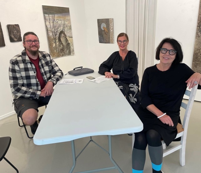 Mikko Haahti Cafe Artista, Kirsi Suokas Galleria Joellasta ja Turun taidegraafikoiden Paula Suominen sopimuksen kirjoitustilaisuudessa.
