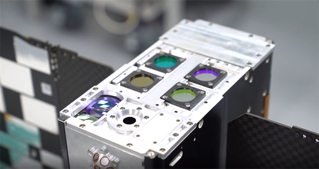 VTT:n kehittämä ASPECT-hyperspektrikamera, joka on kiinnitetty Milani-pienoissatelliittiin.