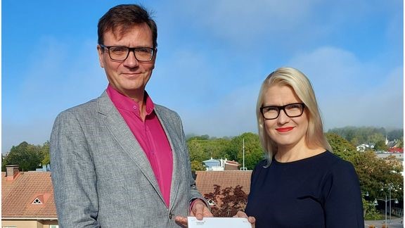 Turun AMK:n rehtori-toimitusjohtaja Vesa Taatila ja Naantalin kaupunginjohtaja Laura Lepp&#228;nen iloitsevat kumppanuudesta.  