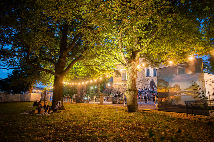 Vesa Aaltosen Greetings from Turku, kulttuuripääkaupunkivuoden 10-vuotisjuhlan näyttely Kirkkopuiston terassilla.