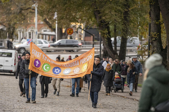 Jukka Seppälä (vas.) ja Murat Sarigül kantoivat banderollia eri uskontokuntien yhteisellä rauhankävelyllä viime lokakuussa.
