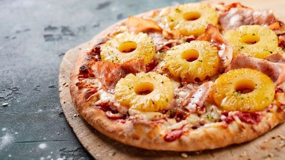 Täytteiden kolmen kärjessä ovat aurajuusto, ananas ja pepperoni. 