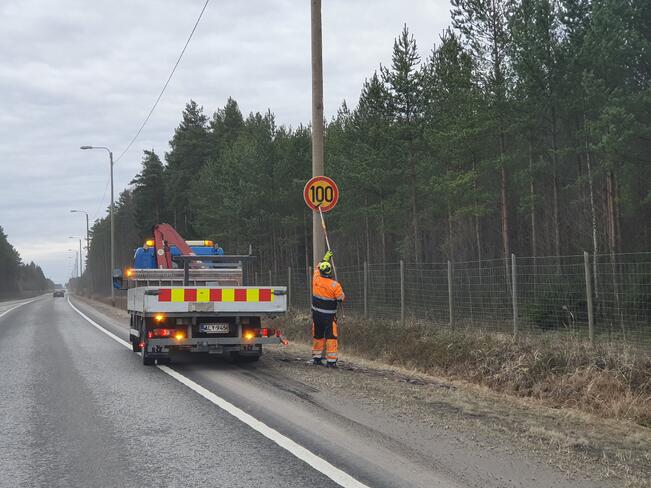 Talvi- ja pimeän ajan nopeusrajoitukset otetaan käyttöön koko maassa tiistaihin 29. lokakuuta mennessä.
